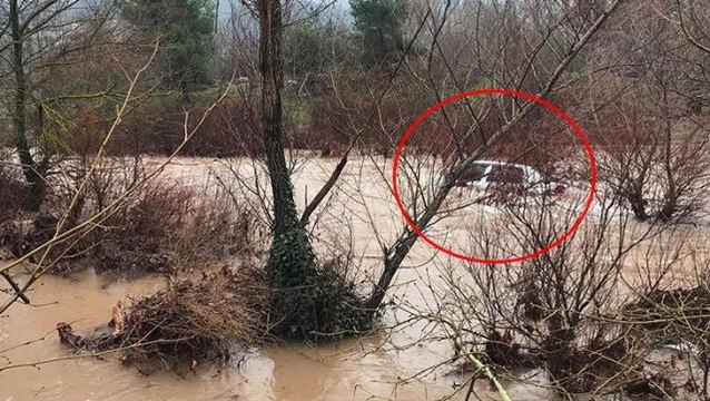 Derede akıntıya kapılan araçtan canlı çıktı, boğularak can verdi