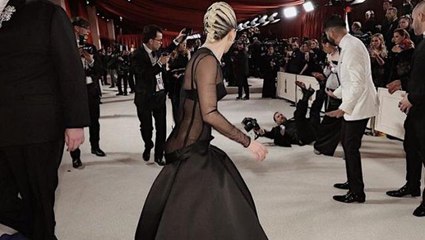 Lady Gaga, yere düşen basın mensubunun elinden tutup ayağa kaldırdı