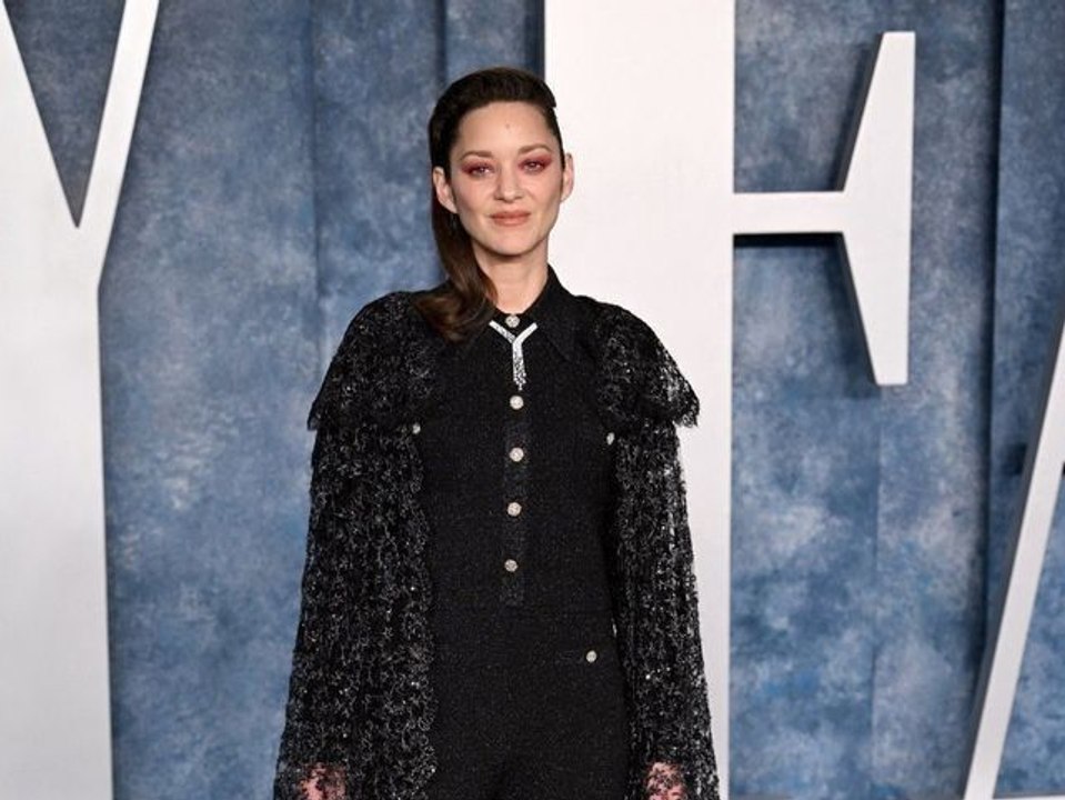 Tandis que Nicole Kidman et Kristen Stewart ont misé sur des tenues courtes, Marion Cotillard leur a donné une leçon de style à la française au...