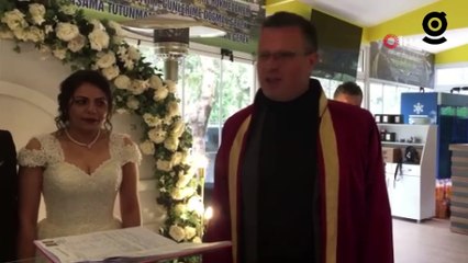 Enkazdan kurtuldu, evlenirken gözyaşlarına hakim olamadı