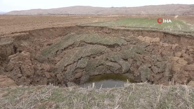 Deprem sonrası oluşan obruk köylüleri tedirgin ediyor