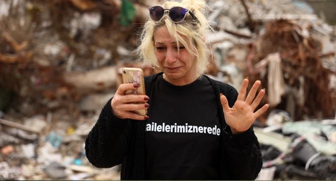 Enkazda ve hastanelerde bulamadıkları yakınlarını sokak sokak arıyorlar