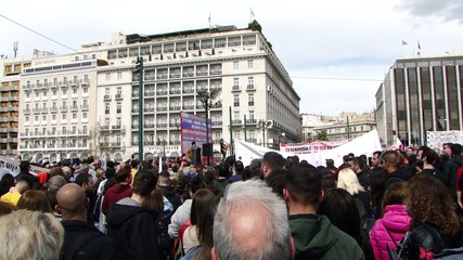 Συγκίνηση από το τραγούδι (βίντεο MAH04452)