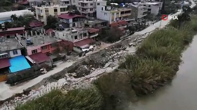 Evleri teğet geçen fayın yarattığı yıkım kamerada