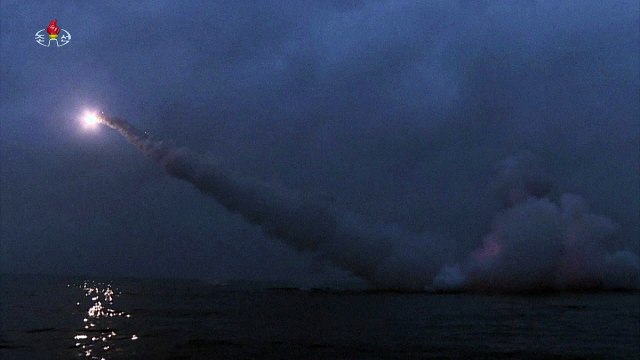 Coreia do Norte dispara mísseis