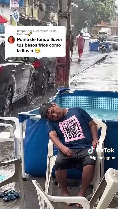 Hombre se quedó dormido en plena lluvia en Piura