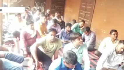 बुलंदशहर: निजीकरण को लेकर हड़ताल पर बैठे विद्युत विभाग के कर्मचारी