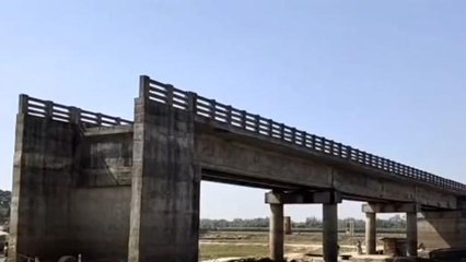 হরিশ্চন্দ্রপুরঃ পাকা ব্রীজ থাকলেও বাঁশের সাঁকো দিয়ে পারাপার হচ্ছে মানুষ, কি কারণ