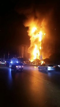 Karachi main shahrah pe aag lag gai