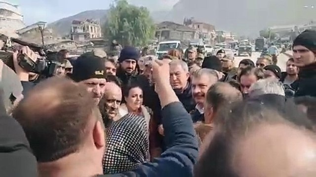 Vatandaştan Bakan Akar'a deprem sorusu: Vatandaş gelebiliyorsa askeriye niye gelemiyor; insanları sahipsiz bıraktınız