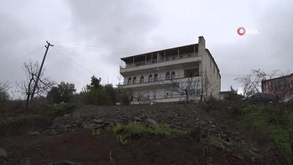 4 katlı aparmanı heyelan tehdit ediyor