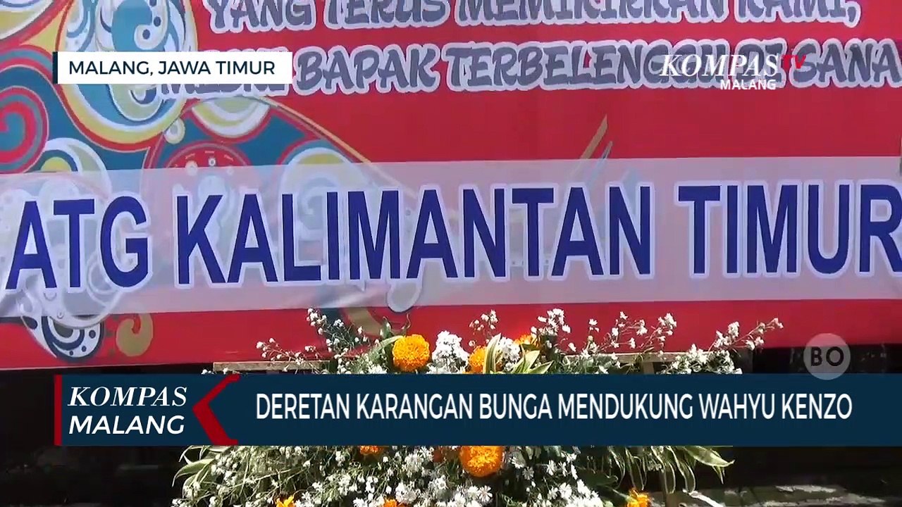 Deretan Karangan Bunga Dukungan untuk Wahyu Kenzo Dipasang di Depan Balai Kota Malang