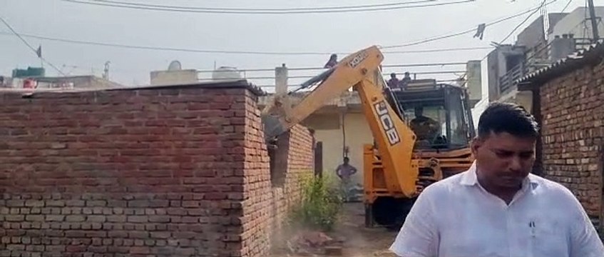 ग्रेटर नोएडा में चला प्रशासन का बुलडोजर, अवैध निर्माण के खिलाफ हुई कार्रवाई
