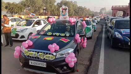 सूरज निकलने से पहले महिलाएं सज-संवरकर कार को डेकोरेट कर पहुंचीं, ट्रैफिक लाइट फ्री सिटी में कार रैली देखने उमड़े लोग