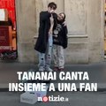 Tananai canta Tango per strada a Roma