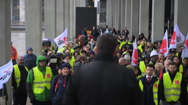 Huelgas para reclamar mejoras salariales paralizan 4 aeropuertos alemanes