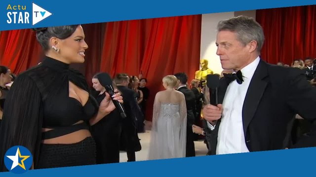 Hugh Grant désagréable face à Ashley Graham lors des Oscars ! Il s’attire les foudres sur la Toile