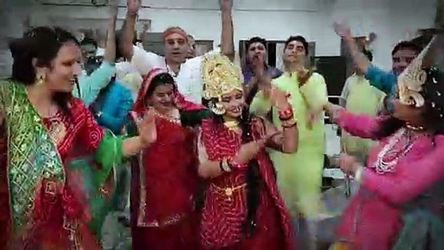 फूलों से खेली होली...गीतों पर झूमे श्रद्धालु