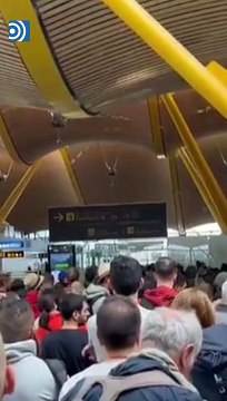 Largas colas en el control de pasaportes de Barajas por falta de Policías