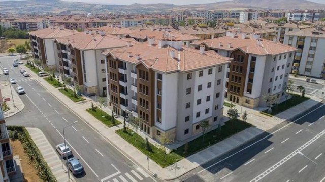 Deprem konutlarını 716 bin liraya mâl edip, 1 milyon 558 bin liraya satacaklar