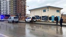 Sivas'ta hafif ticari araç ağaca, ardından direğe çarptı: 1'i ağır 4 yaralı