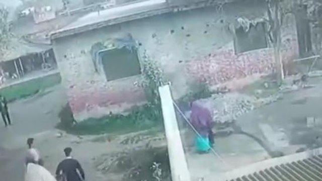 कुशीनगर: जमीनी विवाद को लेकर दो पक्षों में जमकर हुई मारपीट, वीडियो हुआ वायरल