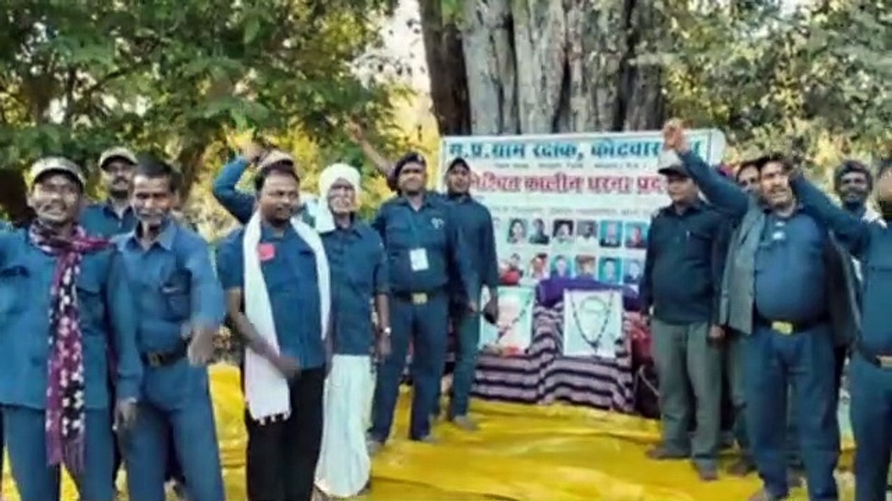 प्रदर्शन जारी रख कोटवारों ने दिखाया आक्रोश, आम आदमी पार्टी ने दिया हड़ताल को समर्थन