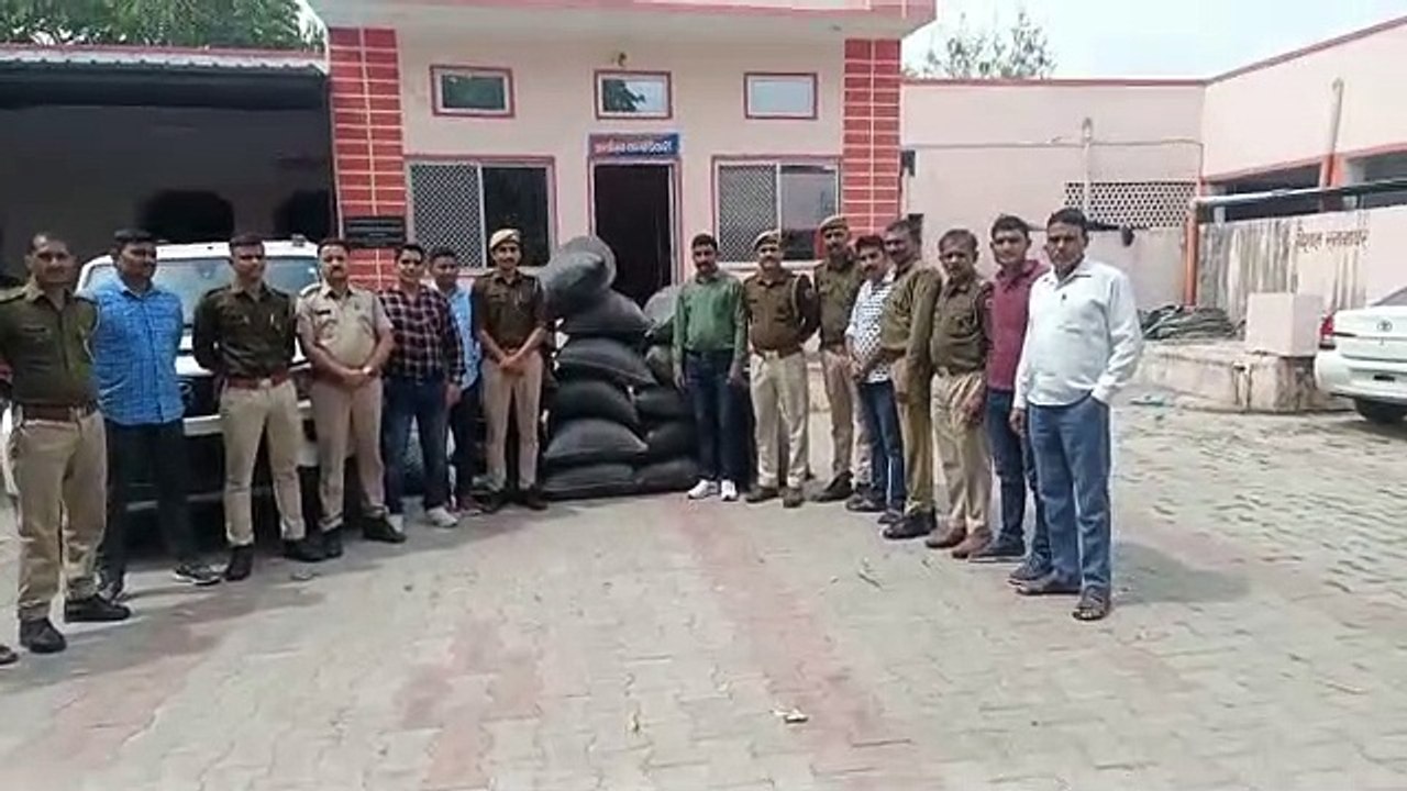 Firing between police and smugglers on the highway, 395 kg doda sawdust seized
