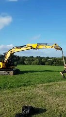 Faire de la balançoire suspendu à un tractopelle... risqué