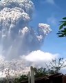 Eruption d'un volcan en Indonésie : images magnifiques