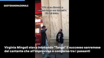 Tananai a Roma, il duetto con un'artista di strada in via del Corso