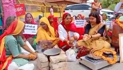 Tải video: गोबर की रोटी पर नमक-मिर्च की चटनी, सिलेंडर को माला पहनाकर चूल्हे की अगरबत्ती