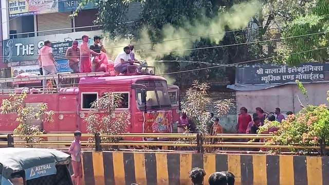 हर तरफ बिखरे उत्साह के रंग, निकली गेर गुलाल लगाकर एक-दूसरे को दी बधाई