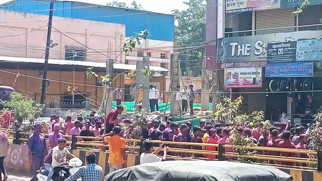हर तरफ बिखरे उत्साह के रंग, निकली गेर गुलाल लगाकर एक-दूसरे को दी बधाई