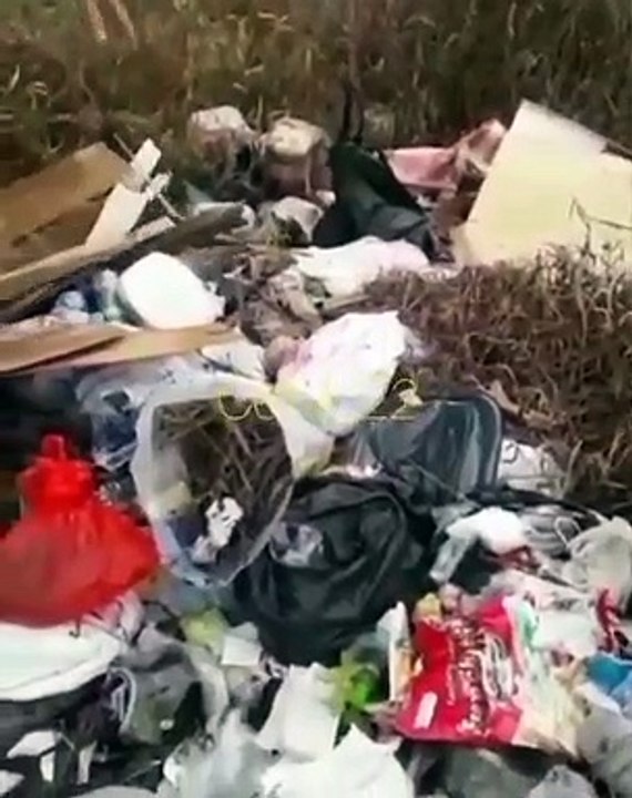 Indonésie : Il retrouve un bébé vivant dans une décharge sauvage
