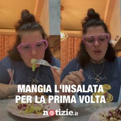 "Che sapore ha?": tiktoker mangia per la prima volta l'insalata