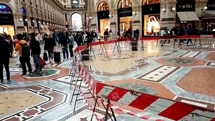 Le transenne in Galleria Duomo a Milano sotto la boutique di Prada