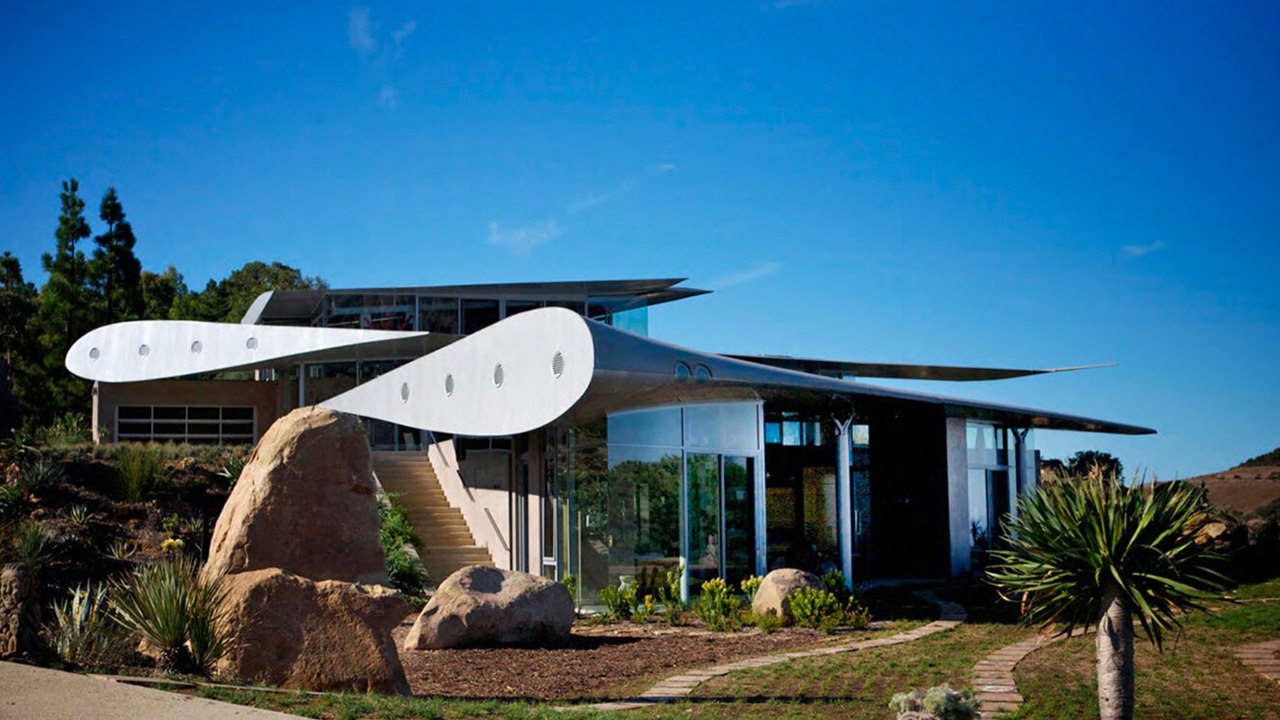 Ils utilisent les ailes d'un Boeing 747 pour le toit de leur maison de luxe, voici combien ils ont dépensé