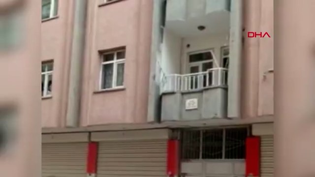 Fahiş fiyatlı kiralar nedeniyle ağır hasarlı evden çıkmıyorlar