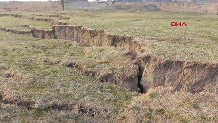 CEYHAN NEHRİ KIYISINDA DEPREM SONRASI BÜYÜK YARIKLAR OLUŞTU-O