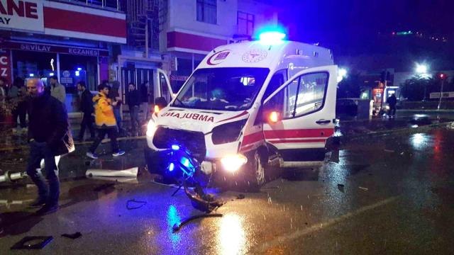 Hasta taşıyan ambulans otomobille çarpıştı
