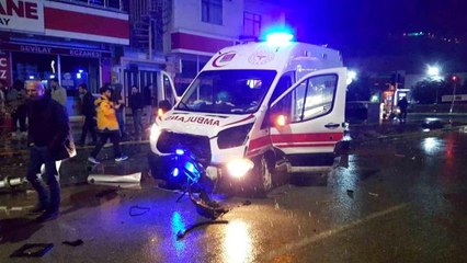 Hasta taşıyan ambulans otomobille çarpıştı