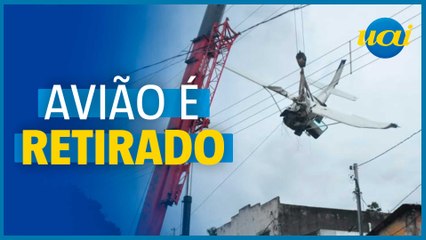 Avião que caiu e atingiu casas em BH é retirado