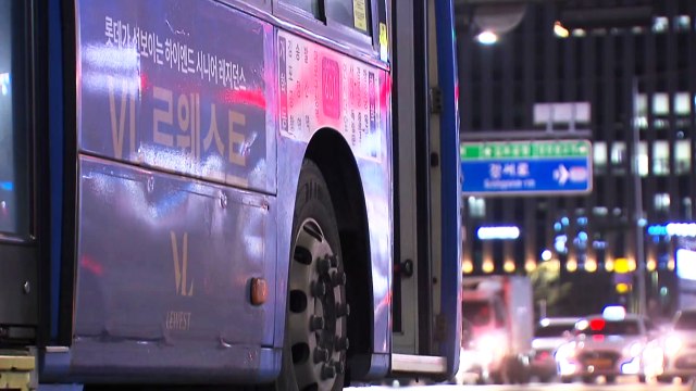 버스 바퀴에 50대 남성 끼여 숨져... 버스 잡으려다 넘어져 / YTN