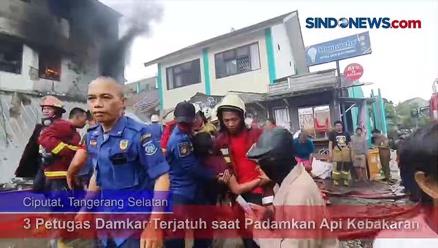 3 Petugas Damkar Terjatuh saat Padamkan Api Kebakaran 2 Gudang Elektronik di Tangsel