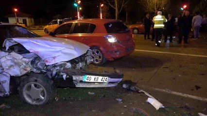 Kırmızı ışıkta bekleyen araçlara çarpıp kaçtı: 3 yaralı