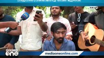 സ്വന്തമായെഴുതി ചിട്ടപ്പെടുത്തിയ പാട്ട് പാടി കൊച്ചിയിലെ മാലിന്യ പ്രശ്നത്തിനെതിരെ പ്രതിഷേധം