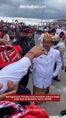 Bahagianyaa. Momen saat Presiden Jokowi bagi-bagi baju di Besakih, Senin (13/03).