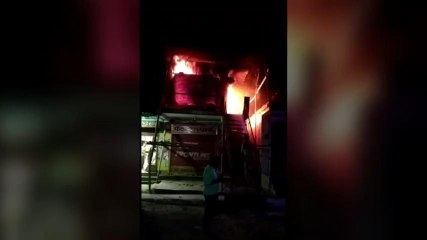 वैशाली: देर रात एक कपड़े की दुकान में लगी भीषण आग, लाखों क़ीमत के संपत्ति स्वाहा