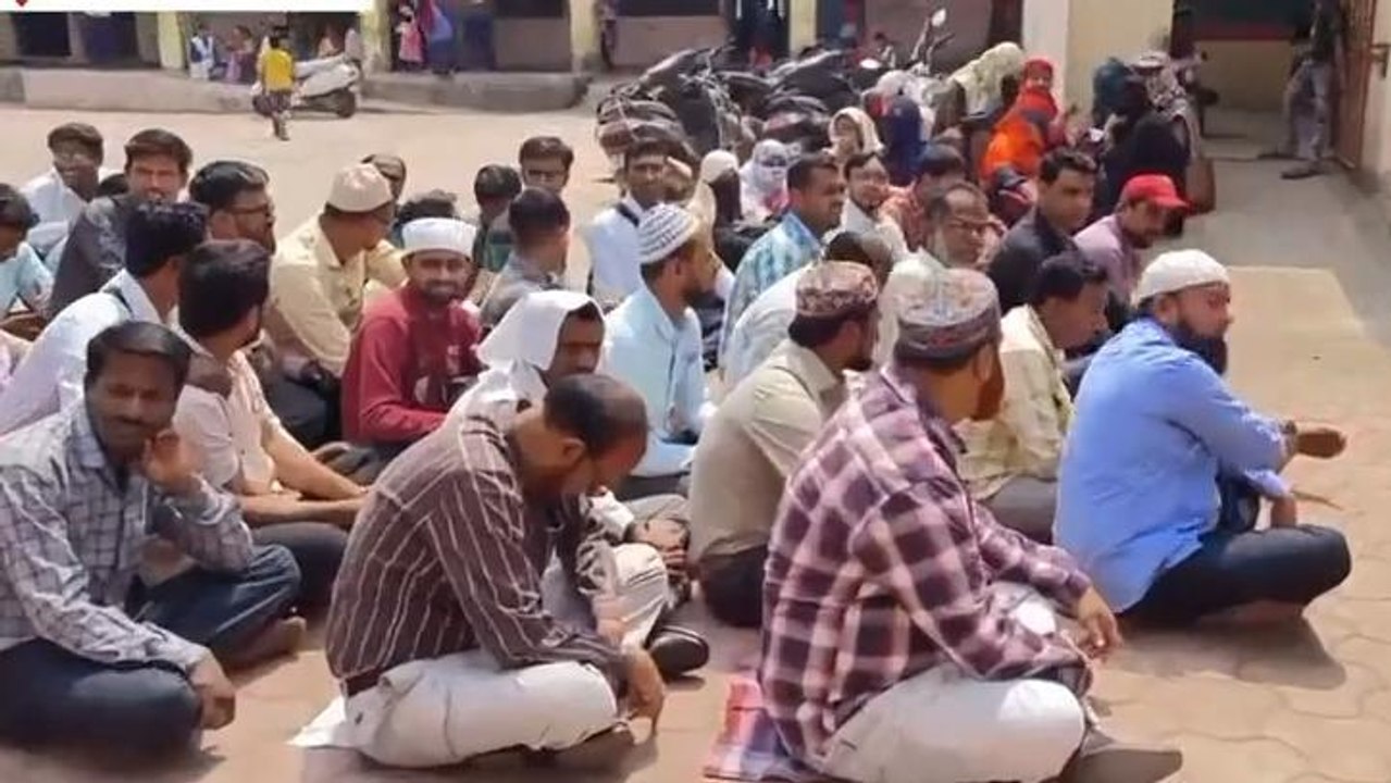 बुरहानपुर: अतिथि शिक्षकों ने खोला मोर्चा,जिला शिक्षा कार्यालय के सामने दिया धरना